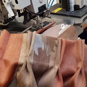 Kledingstuk onder handen in het atelier